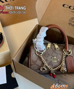 Túi xách đeo chéo COACH mini màu nâu size 18 cm kèm charm chery xinh xắn