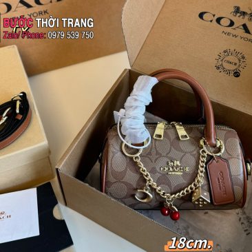 Túi xách đeo chéo COACH mini màu nâu size 18 cm kèm charm chery xinh xắn