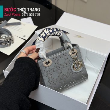 Túi xách đeo chéo Dior mini màu ghi size 17 cm nhỏ xinh đính hạt lấp lánh dây đeo nổi bật