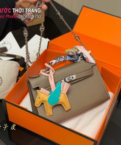 Túi xách đeo chéo HM kelly màu ghi da bò size 22x13 cm kèm ngựa