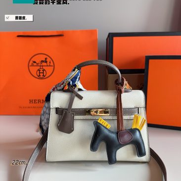 Túi xách đeo chéo HM màu trắng ghi size 22 cm da togo bền bỉ tag vàng sang trọng