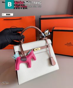 Túi xách đeo chéo HM màu trắng nâu size 25 cm da togo bền bỉ tag vàng sang trọng