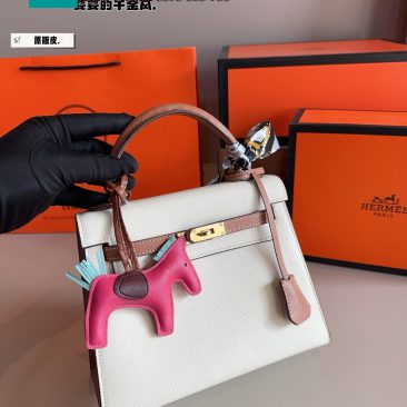 Túi xách đeo chéo HM màu trắng nâu size 25 cm da togo bền bỉ tag vàng sang trọng