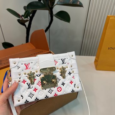 Túi xách đeo chéo LV Petite Malle màu trắng họa tiết chữ màu đen đỏ đặc sắc size 20x12 cm
