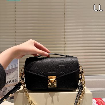 Túi xách đeo chéo Lv Pochette Metis màu đen size 21x14 cm phong cách sang trọng với logo vàng sáng bắt mắt