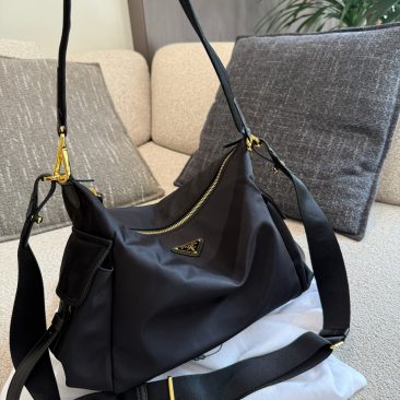 Túi xách đeo chéo PRADA màu đen sang trọng size 30 cm ngăn lớn rộng rãi phong cách năng động