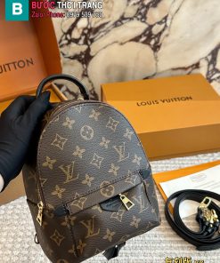 Ba lô LV size 23 × 17 cm với họa tiết monogram kinh điển mang đến vẻ đẹp trẻ trung nhưng vẫn sang trọng
