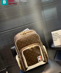 Ba lô LV màu nâu monogram size 27x44 cm có nhiều ngăn