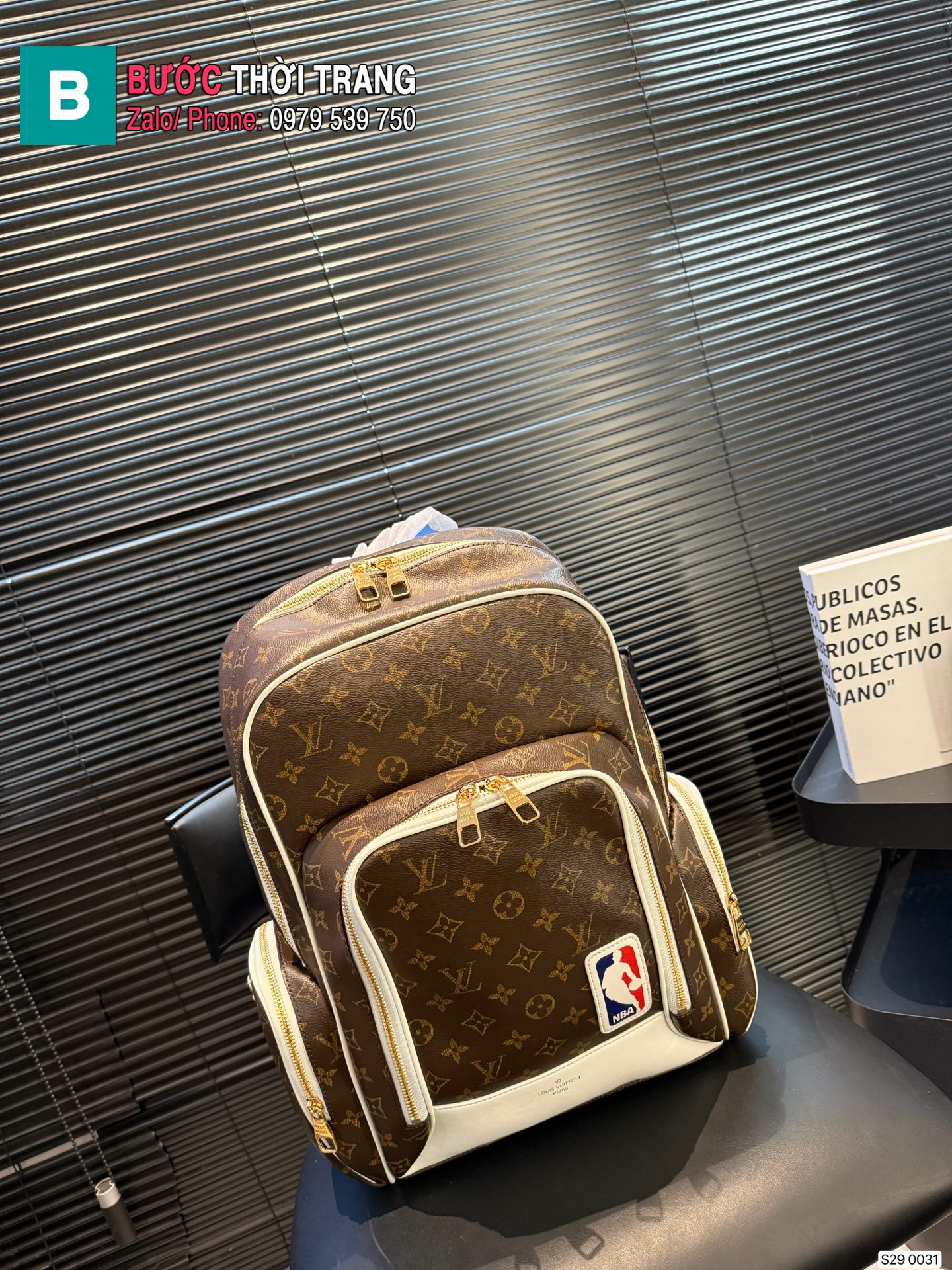 Ba lô LV màu nâu monogram size 27x44 cm có nhiều ngăn