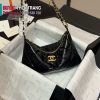 Chiếc Chanel 25S Gold Coin Hobo P175 là thiết kế kết hợp hoàn hảo giữa cá tính và tiện dụng. Chất liệu da cừu dầu sáp bền bỉ, không đòi hỏi quá nhiều chăm sóc, cùng phần dây xích làm cũ tạo nên vẻ đẹp cổ điển đầy cuốn hút. Trọng lượng túi cực kỳ nhẹ, giúp bạn thoải mái mang theo cả ngày. Khi để vào một vài món đồ thiết yếu, dáng túi càng tròn mềm và đẹp mắt hơn. Với kích thước 25 × 14 cm, đây là mẫu hobo thanh lịch, thực dụng và vô cùng thời thượng — một lựa chọn khó thể bỏ qua cho những ai yêu Chanel.