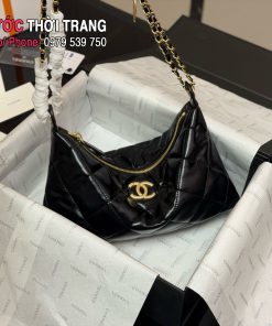 Chiếc Chanel 25S Gold Coin Hobo P175 là thiết kế kết hợp hoàn hảo giữa cá tính và tiện dụng. Chất liệu da cừu dầu sáp bền bỉ, không đòi hỏi quá nhiều chăm sóc, cùng phần dây xích làm cũ tạo nên vẻ đẹp cổ điển đầy cuốn hút. Trọng lượng túi cực kỳ nhẹ, giúp bạn thoải mái mang theo cả ngày. Khi để vào một vài món đồ thiết yếu, dáng túi càng tròn mềm và đẹp mắt hơn. Với kích thước 25 × 14 cm, đây là mẫu hobo thanh lịch, thực dụng và vô cùng thời thượng — một lựa chọn khó thể bỏ qua cho những ai yêu Chanel.