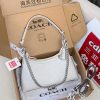 Túi kẹp nách Coach cỡ vừa màu trắng mang đến vẻ đẹp trẻ trung