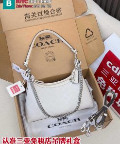 Túi kẹp nách Coach cỡ vừa màu trắng mang đến vẻ đẹp trẻ trung