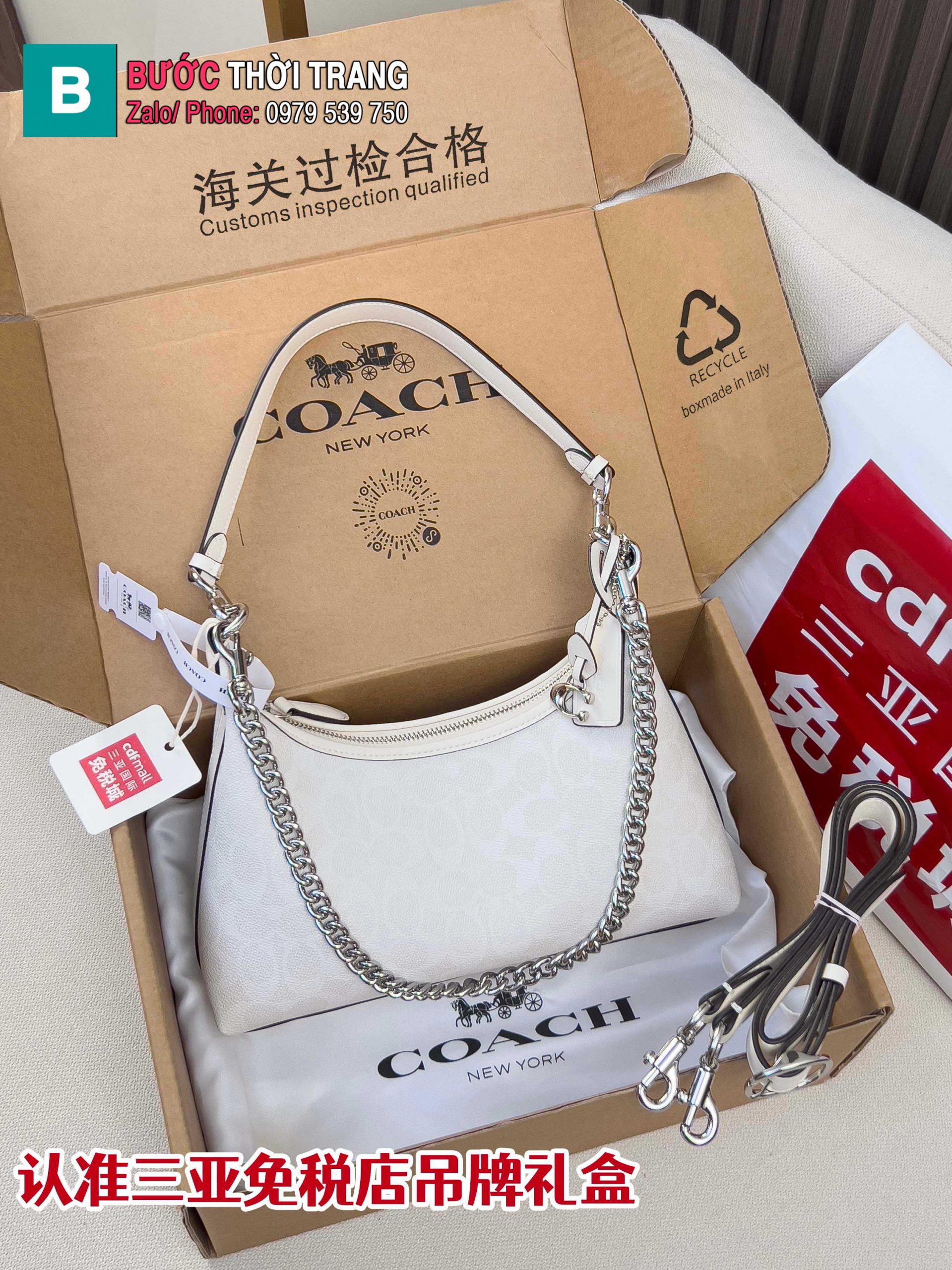 Túi kẹp nách Coach cỡ vừa màu trắng mang đến vẻ đẹp trẻ trung