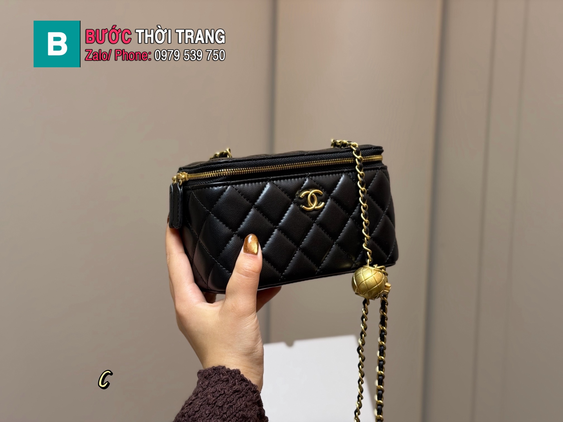 Túi xách CN màu đen ô trám size 17x11cm dây đeo chéo quả chuông xinh xắn