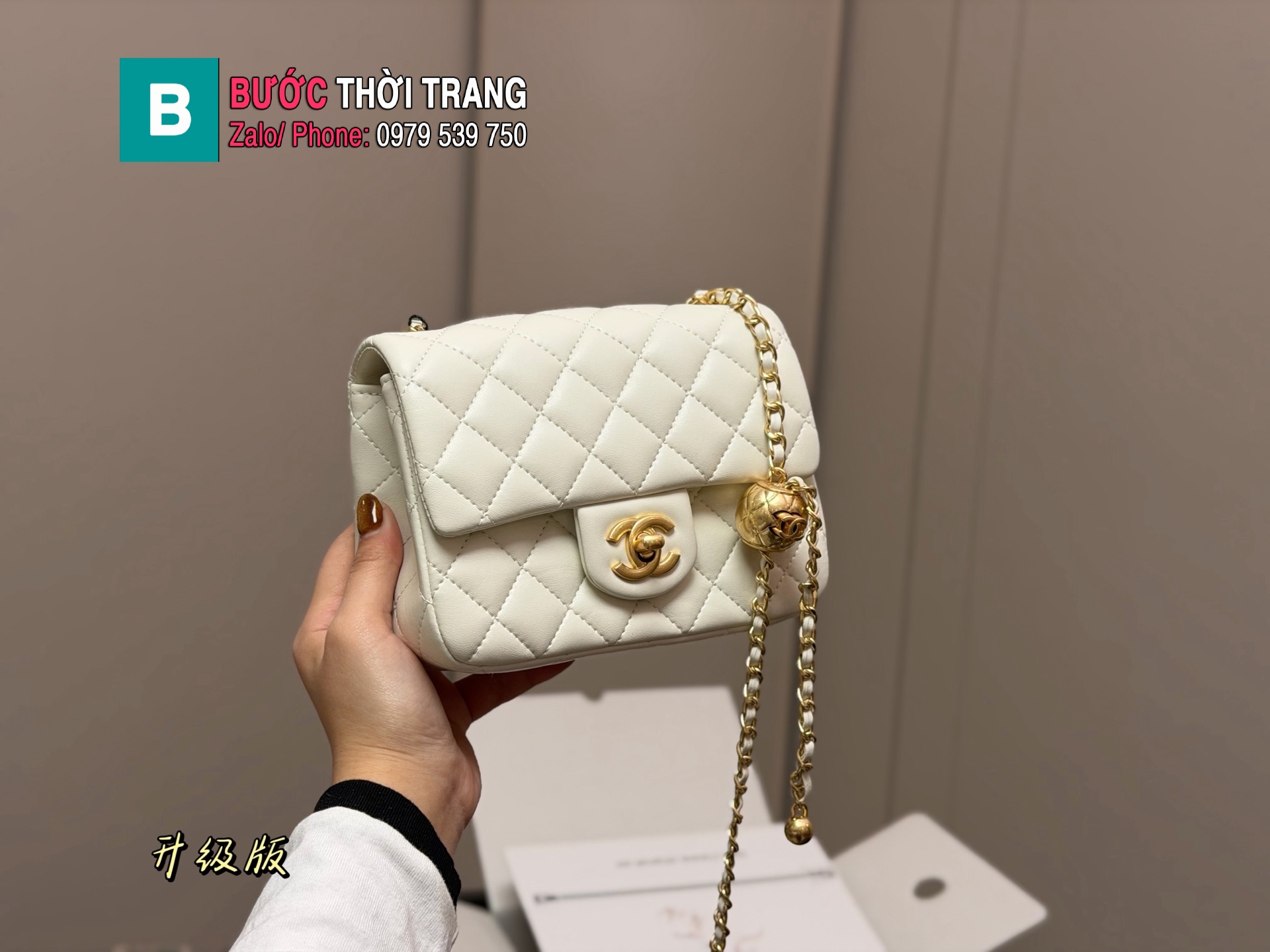 Túi xách CN Gold Ball màu trắng ngà dây đeo quả chuông size 17 cm và 20 cm