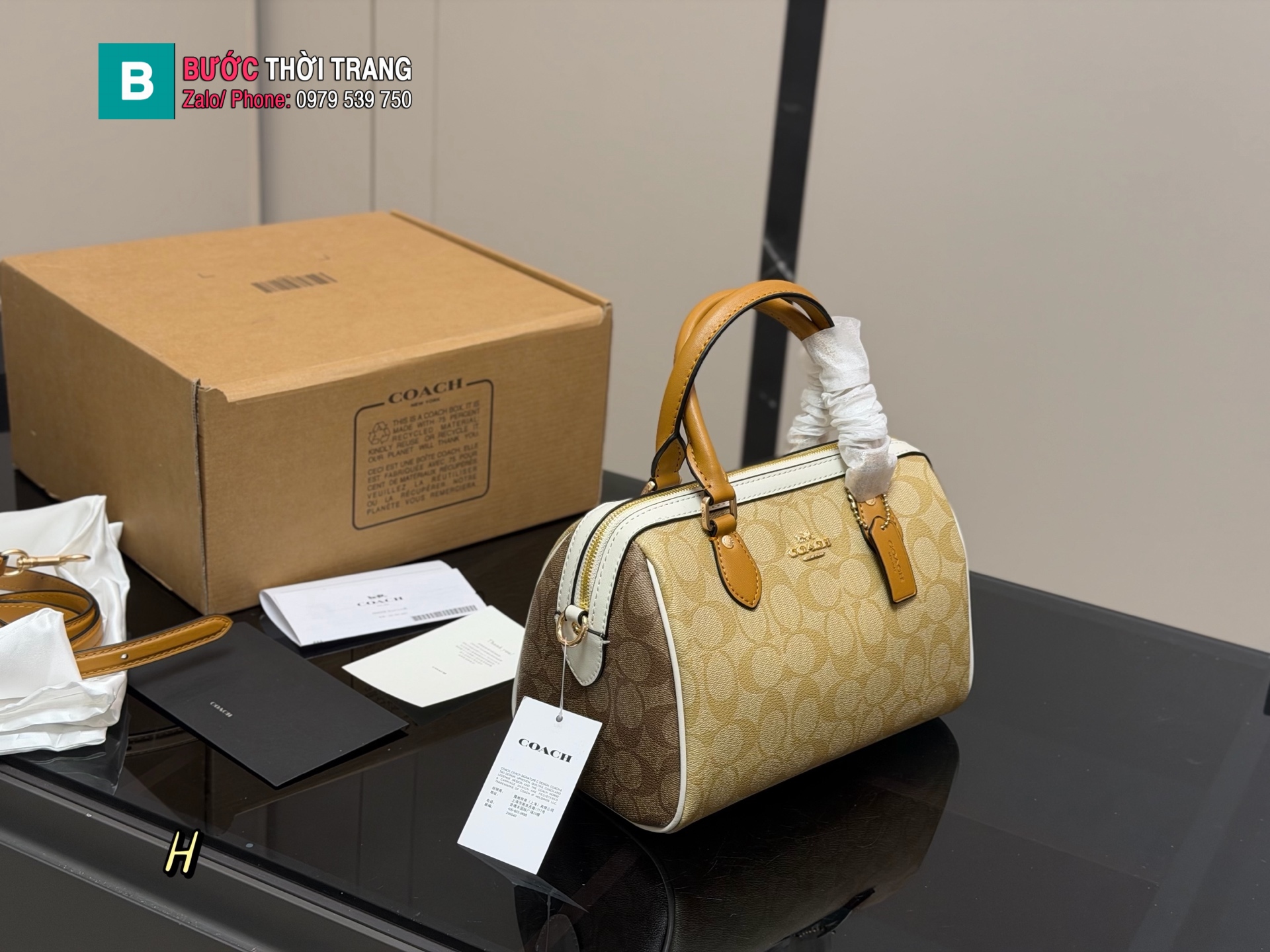 Túi Coach Boston size 25x17 cm dáng mềm mại và thanh lịch