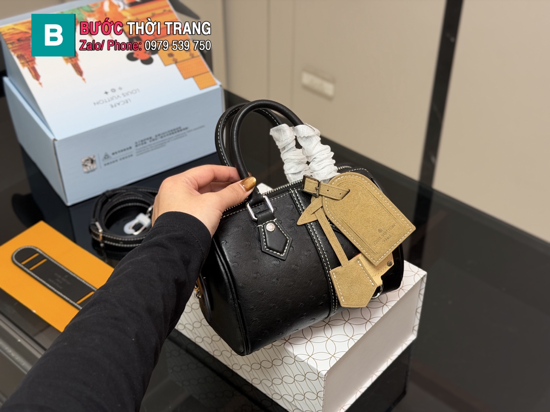 Túi xách đeo chéo LV Speedy màu đen kiểu da đà điểu size 18x13 cm