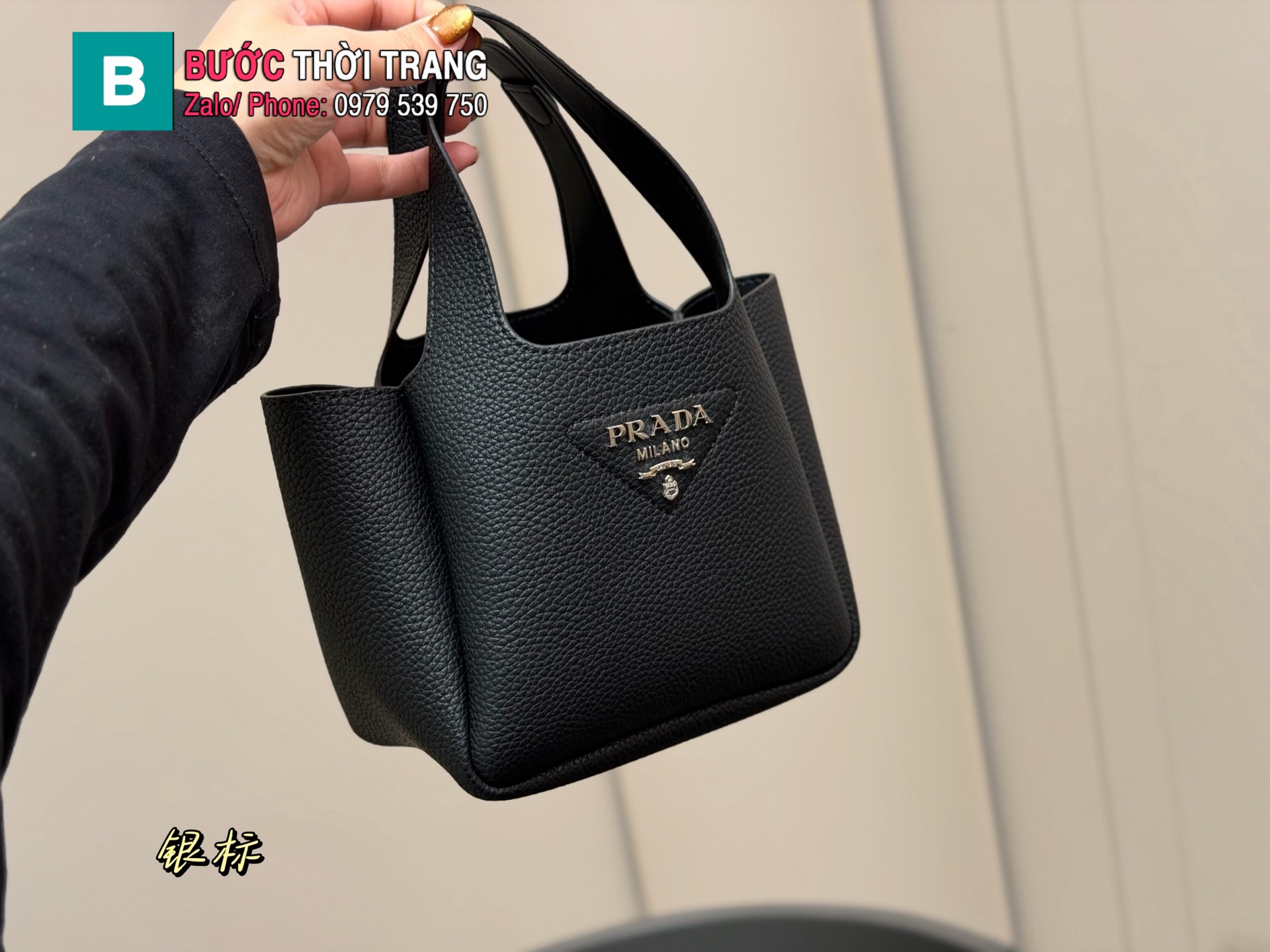 Túi xách Prada Tote size 25 cm màu đen logo bạc phong cách basic