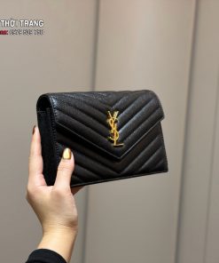 Túi xách YSL woc phong bì màu đen vân chữ V size 22x14 cm đáy lõm