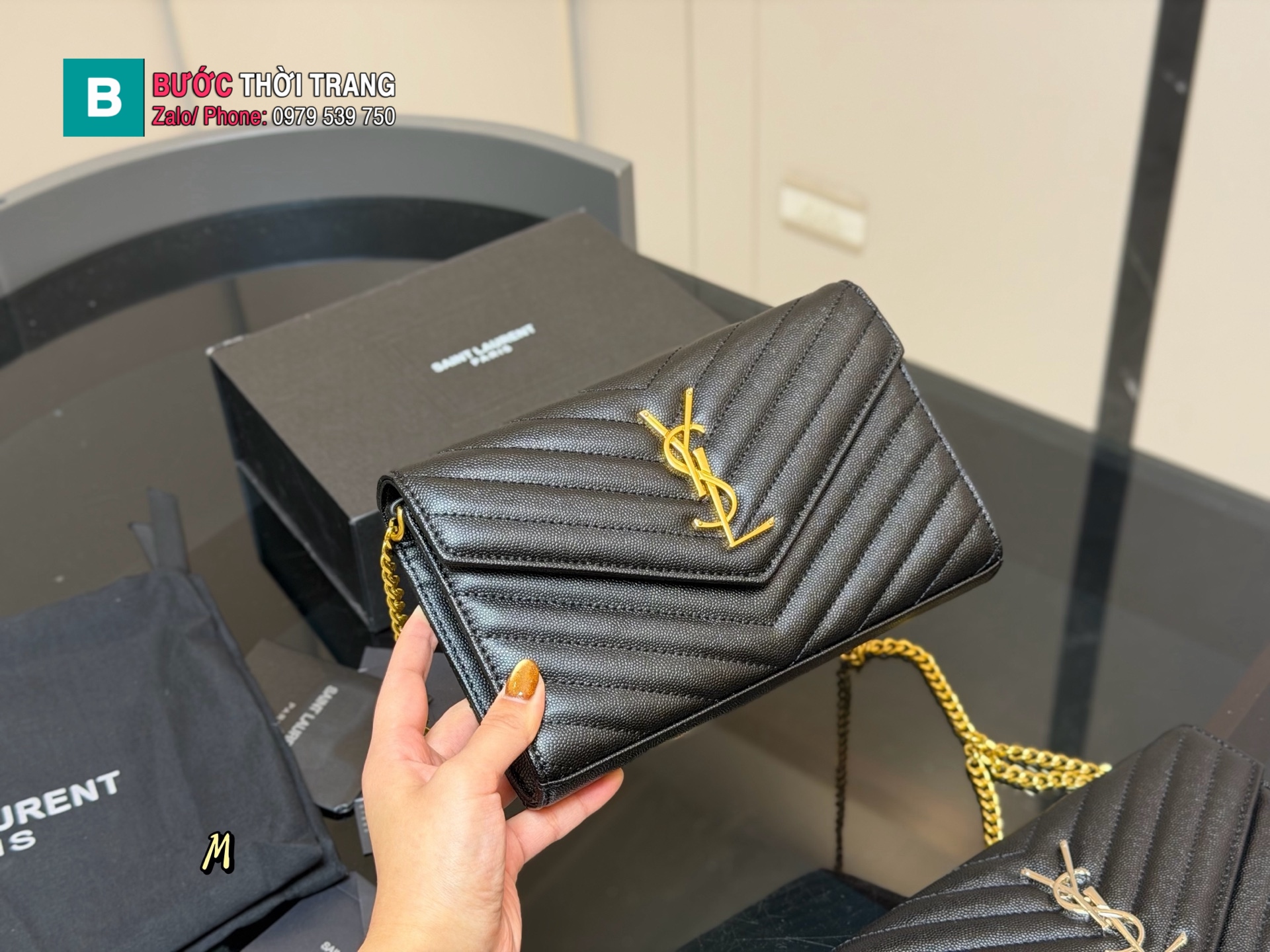 Túi xách YSL woc phong bì màu đen vân chữ V size 22x14 cm đáy tròn