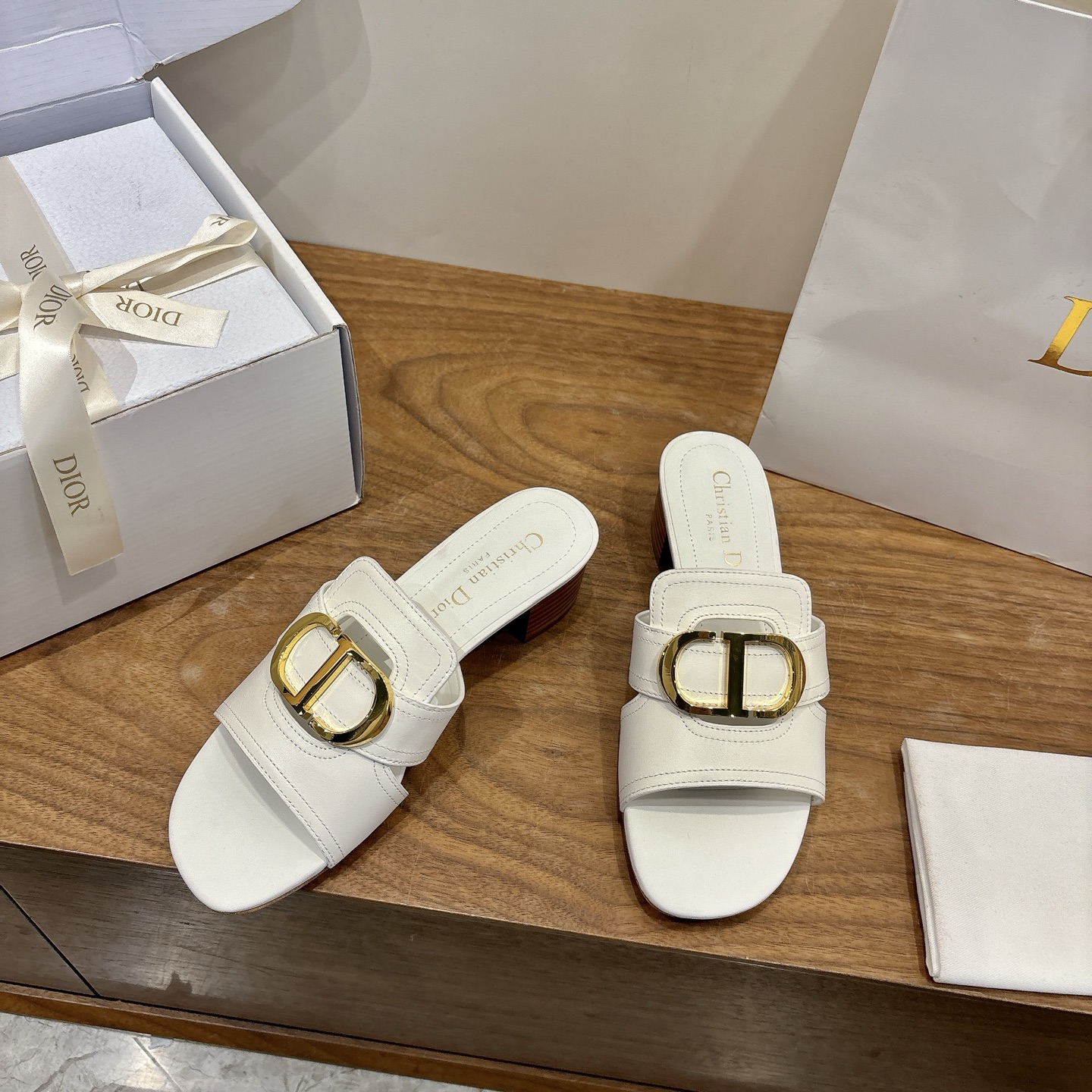 Dép nữ Dior màu trắng ngà chất liệu da bò cao cấp đế cao 4,5 cm