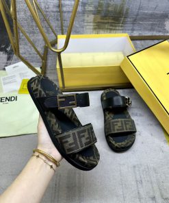 Dép sandal FENDI màu nâu điểm nhấn khóa FF trang trí nổi bật.