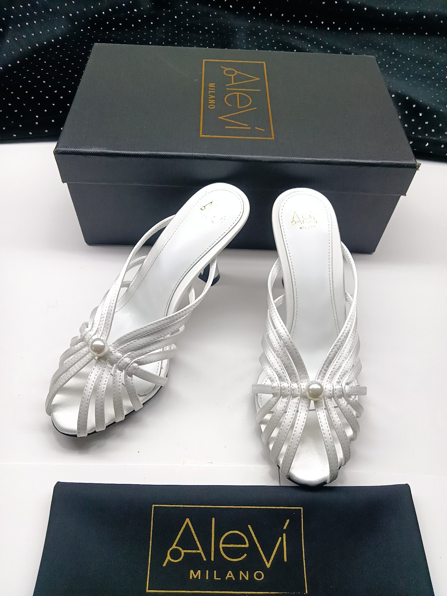 Giày cao gót Alevi Milano màu trắng đính ngọc trai sang trọng
