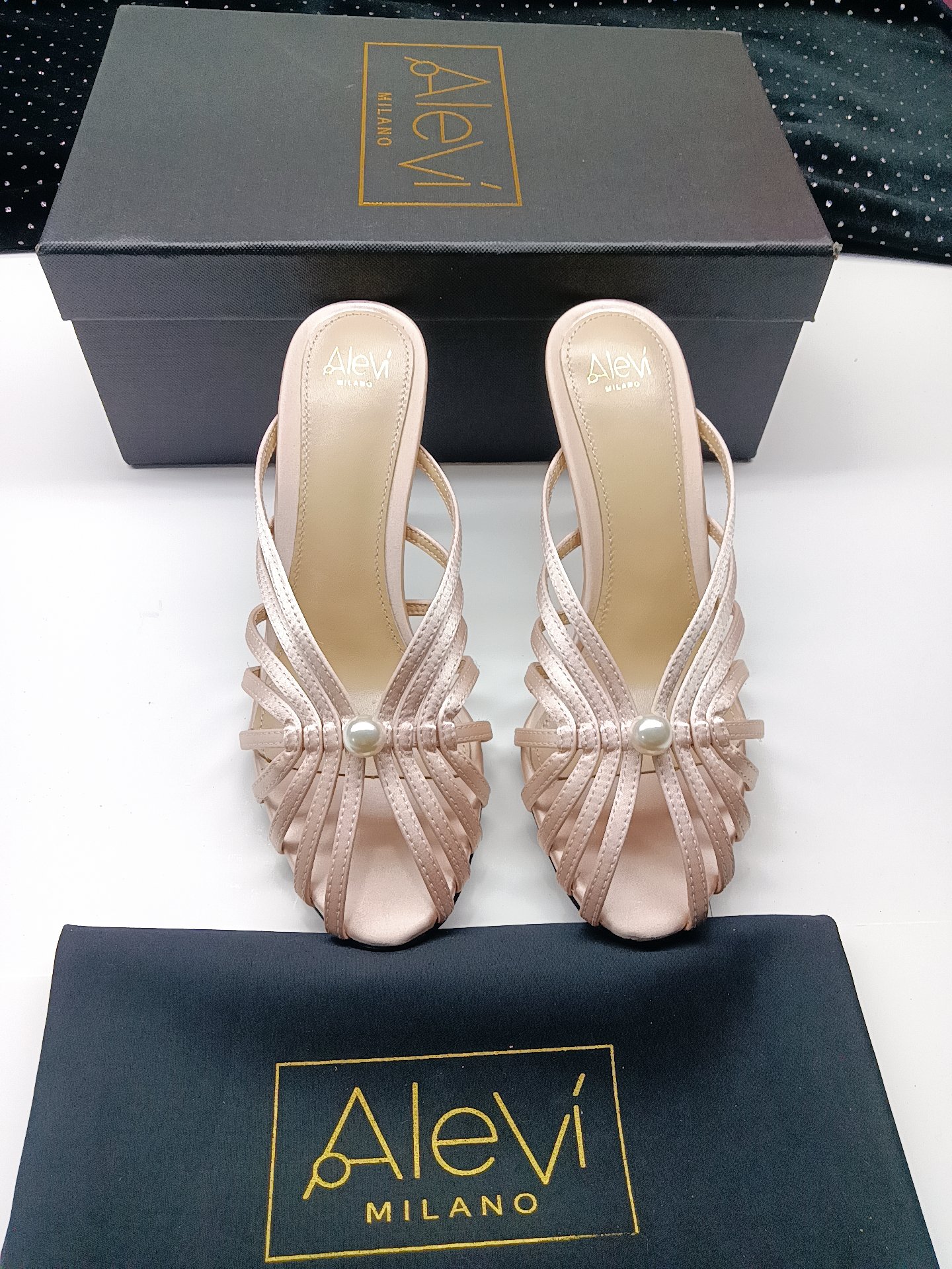 Giày cao gót Alevi Milano màu nude đính ngọc trai sang trọng