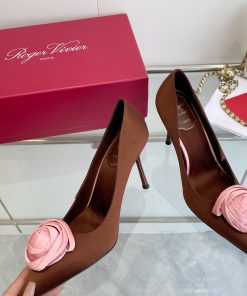 Giày cao gót Roger Vivier mũi nhọn hoa hồng màu trắng ngà đế 9cm