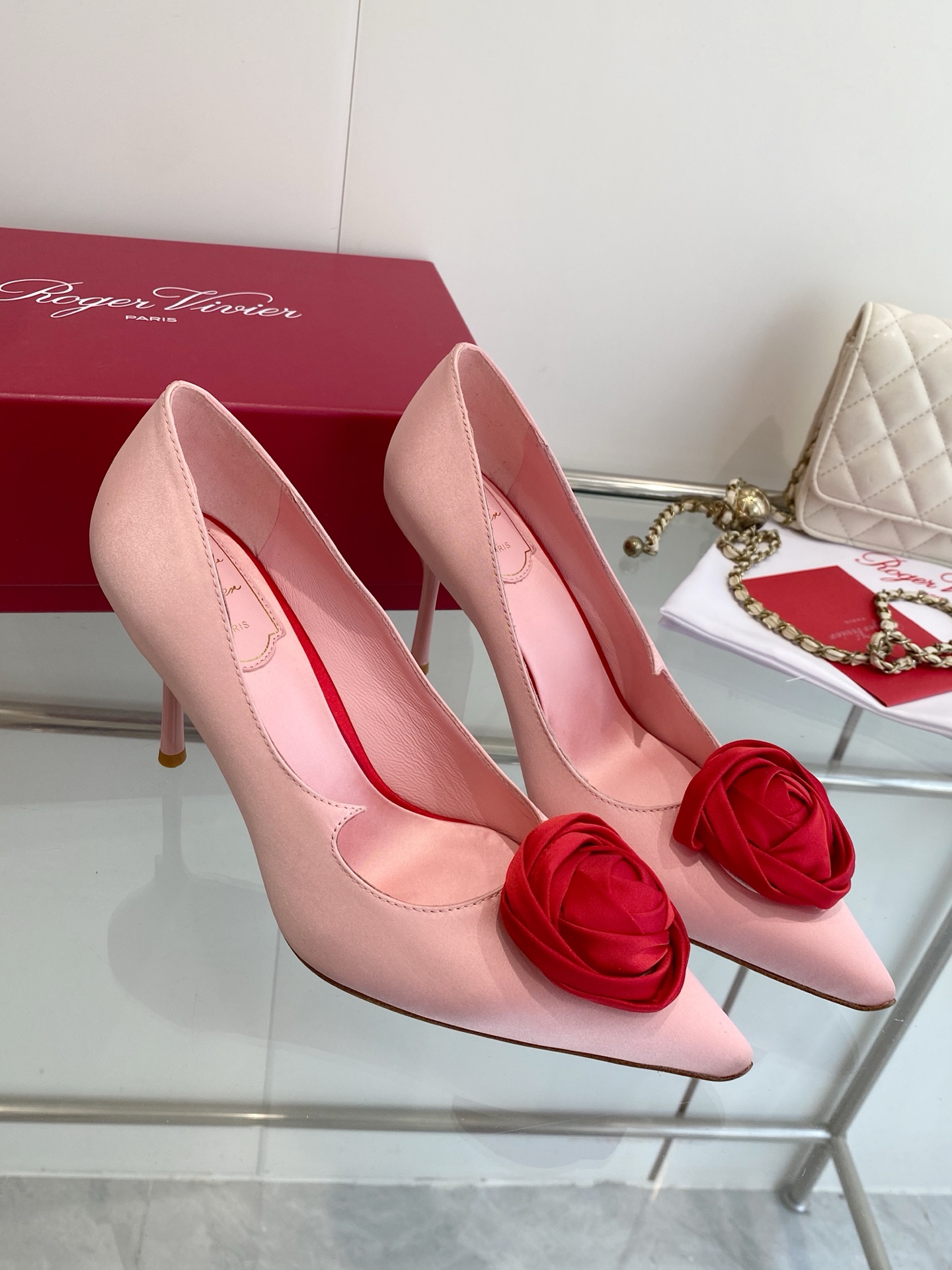 Giày cao gót Roger Vivier mũi nhọn hoa hồng màu hồng đế 9cm