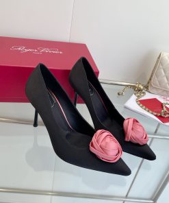 Giày cao gót Roger Vivier mũi nhọn hoa hồng màu đen đế 9cm