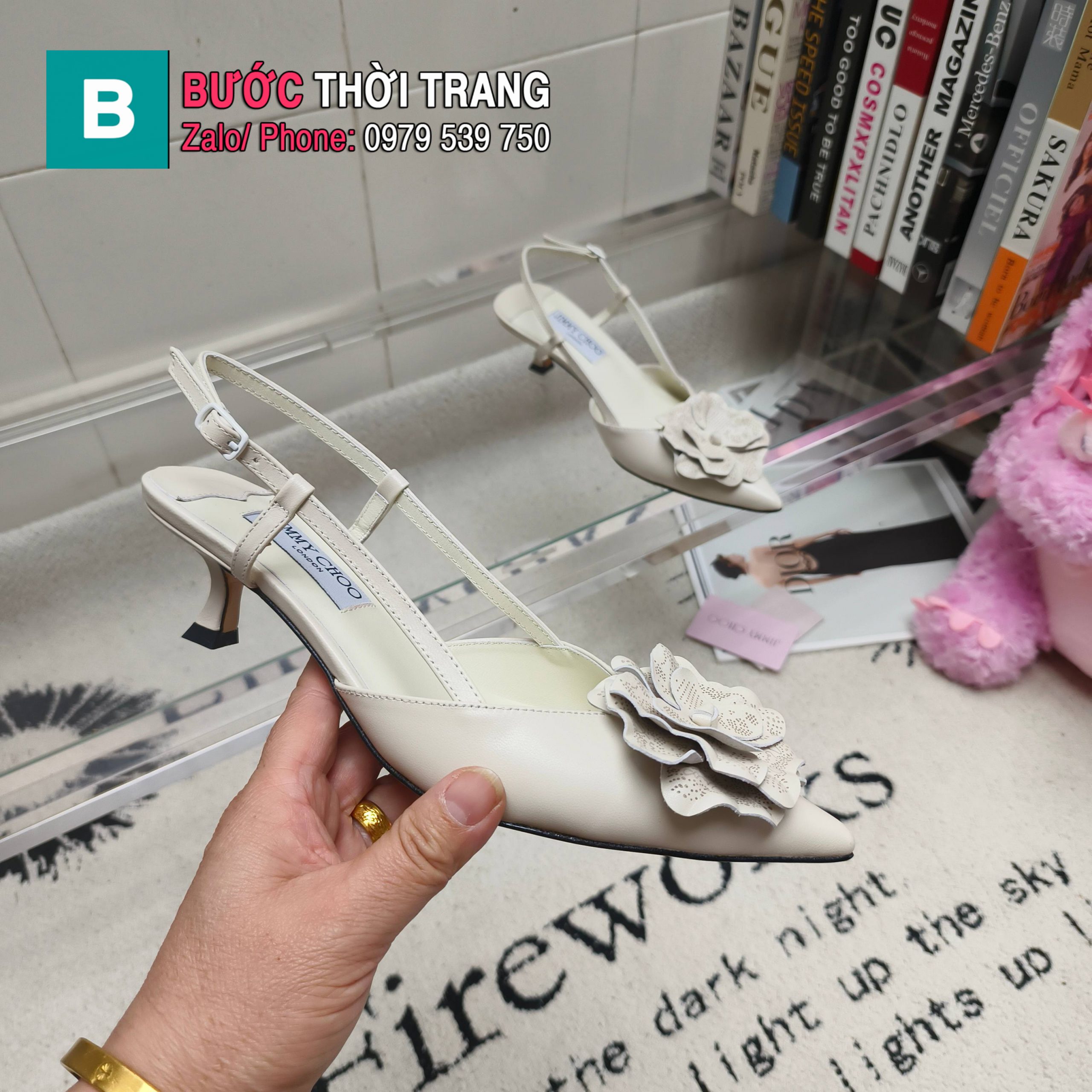 Giày cao gót nữ Jimmy Choo màu trắng họa tiết bông hoa nổi bật