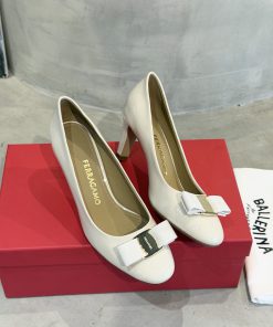 Giày cao gót nữ Salvatore Ferragamo nơ bản to màu trắng ngà da bóng đế 7cm