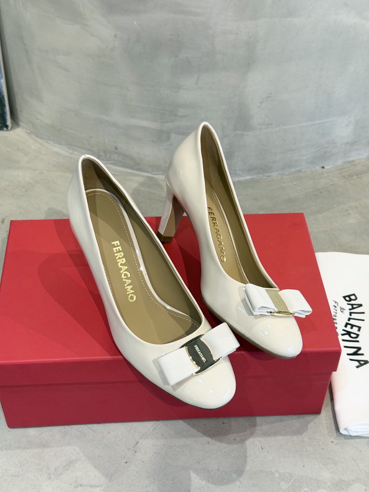 Giày cao gót nữ Salvatore Ferragamo nơ bản to màu trắng ngà da bóng đế 7cm