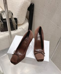 Giày cao gót nữ Christian Louboutin màu nâu socola được làm từ lụa cao cấp
