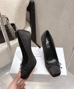 Giày cao gót nữ Christian Louboutin màu đen được làm từ lụa cao cấp