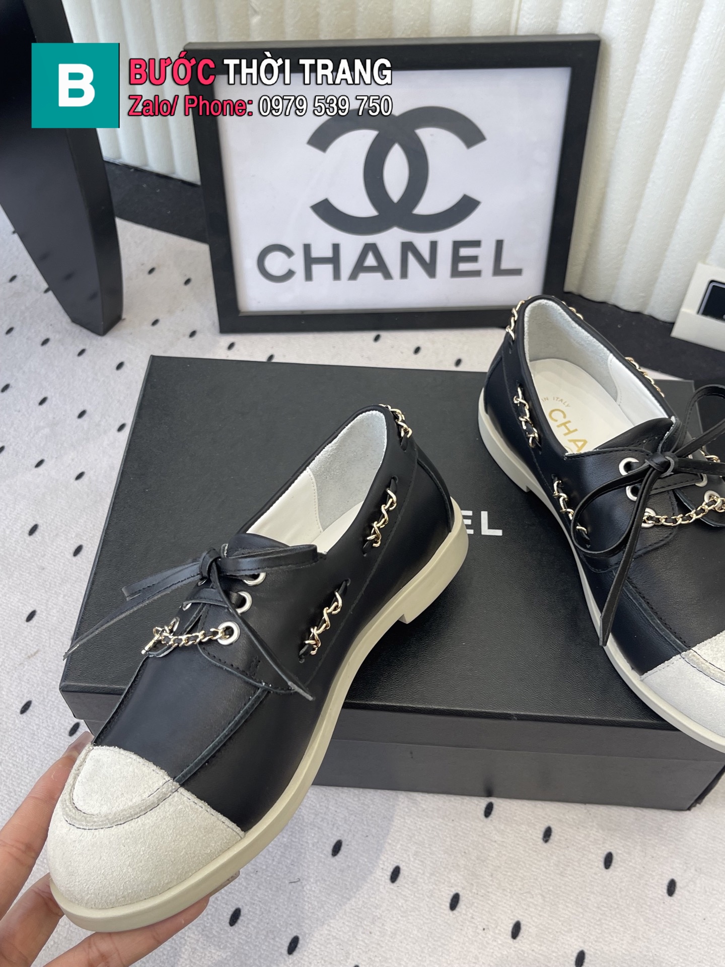 Giày lười nữ CN màu đen mũi tròn thiết kế dây xích mới nhất