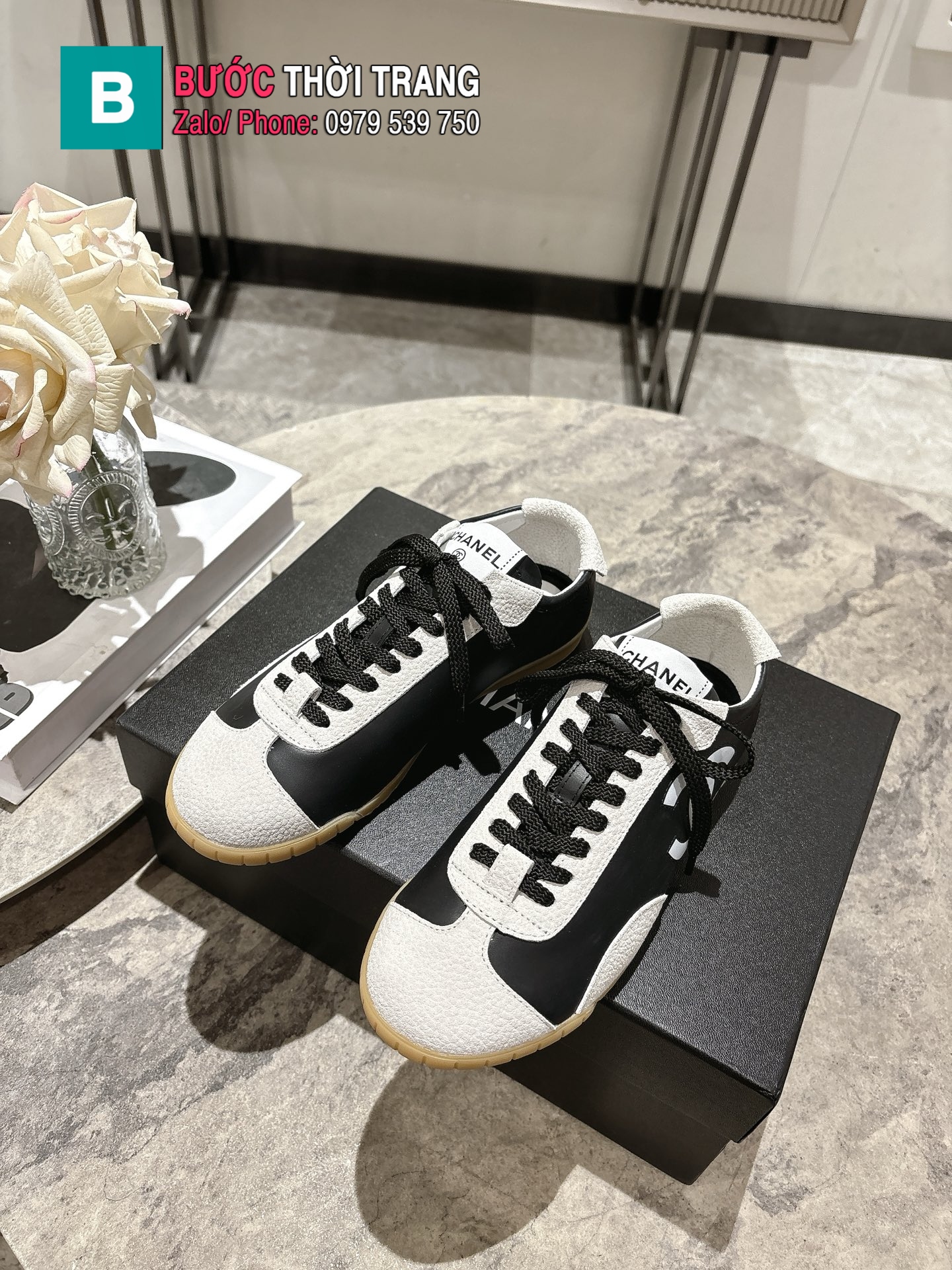 Giày thể thao CN màu trắng dây đen đế cao su đàn hồi vượt trội