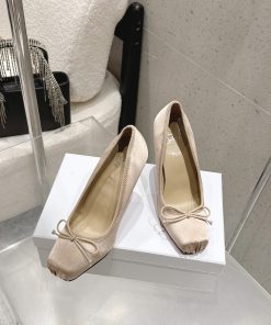 Giày cao gót nữ Christian Louboutin màu nude được làm từ lụa cao cấp