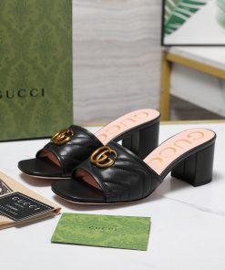 Dép cao gót GUCCI màu đen vân chữ V đế vuông 6cm thanh lịch