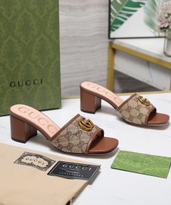 Dép cao gót GUCCI màu nâu canvas vân chữ V đế vuông 6cm thanh lịch