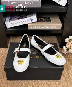 Giày búp bê nữ VERSACE màu trắng ngà da bóng mượt đế bệt nữ tính