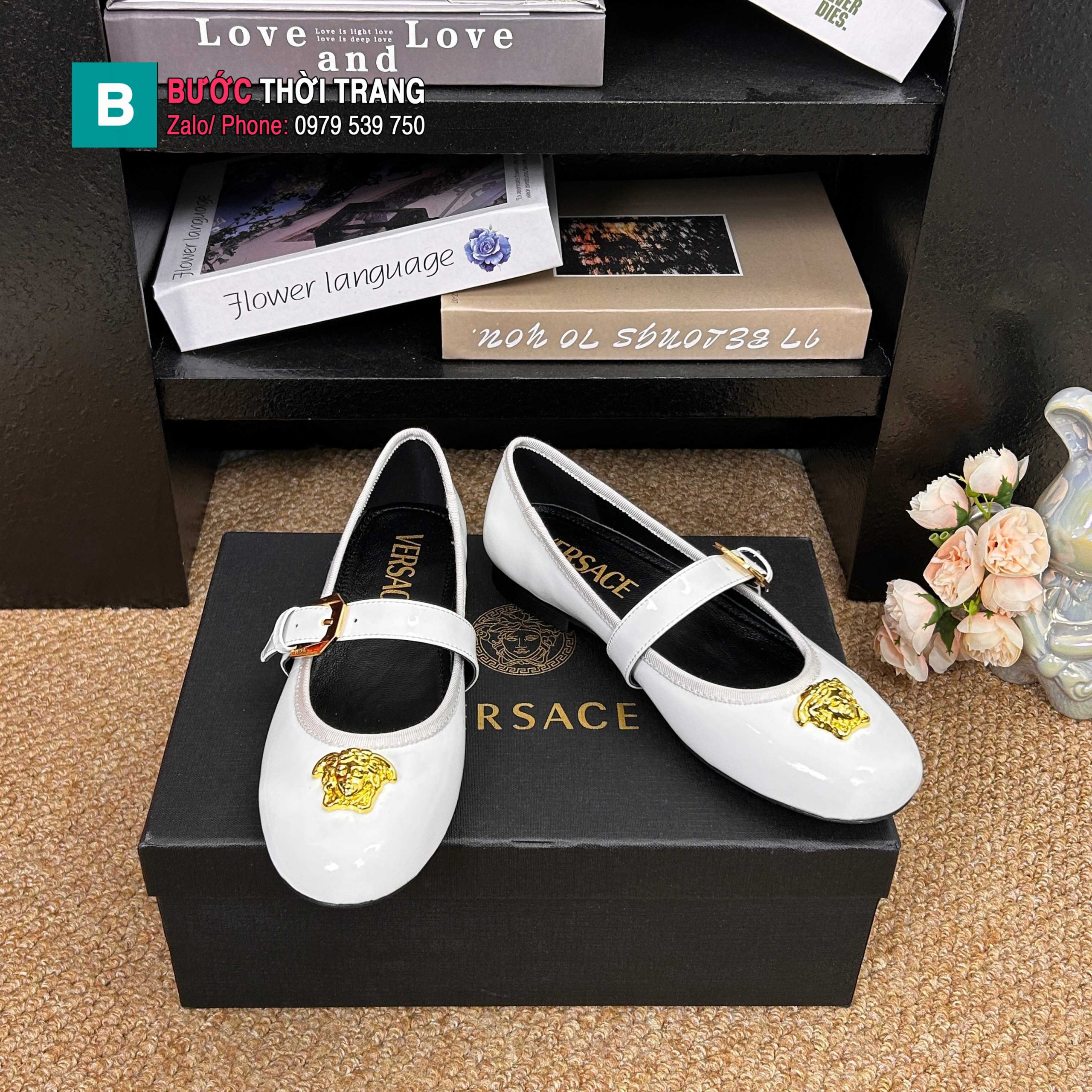 Giày búp bê nữ VERSACE màu trắng ngà da bóng mượt đế bệt nữ tính