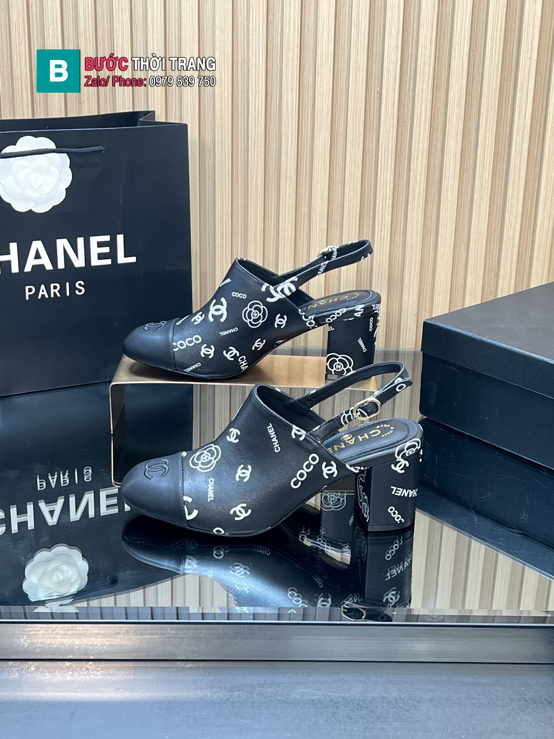 Giày cao gót sandal CN màu đen họa tiết logo nổi bật