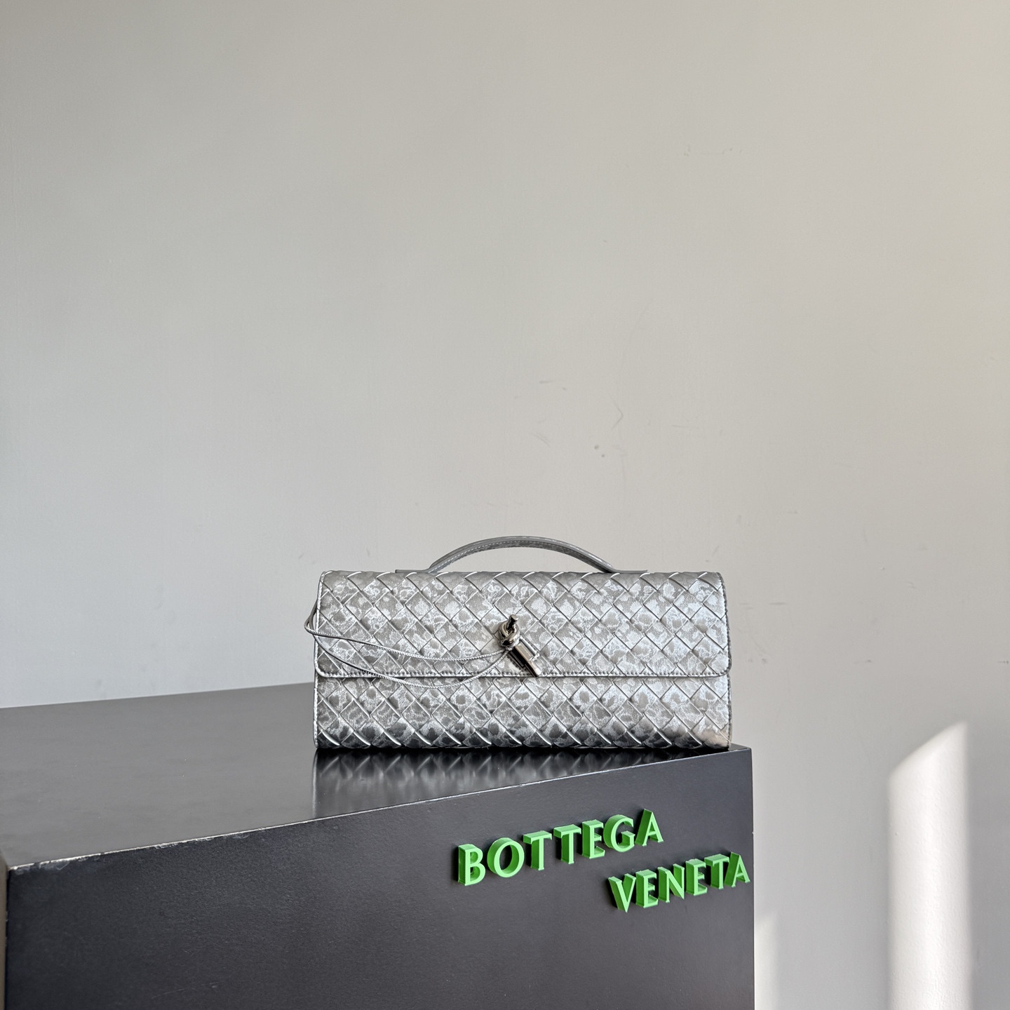 Ví cầm tay Bottega Veneta cao cấp dáng dài màu bạc size 31 cm