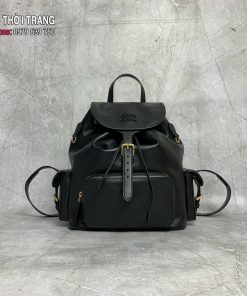 Ba lô MIU MIU màu đen phong cách casual hiện đại, tối giản nhưng vẫn toát lên vẻ sang trọng tinh tế.