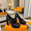 Giày cao gót nữ platform LV màu đen da sần đế vuông cao 11 cm