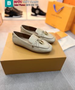 Giày lười LV nữ màu be phong cách basic đế cao su đàn hồi vượt trội đính khóa nổi bật