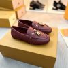 Giày lười LV nữ màu đỏ đô phong cách basic đế cao su đàn hồi vượt trội đính khóa nổi bật